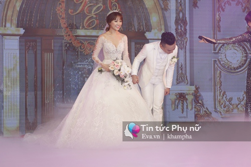 Trấn Thành - Hari Won mặc trang phục dân tộc Việt - Hàn, rưng rưng nước mắt - 24