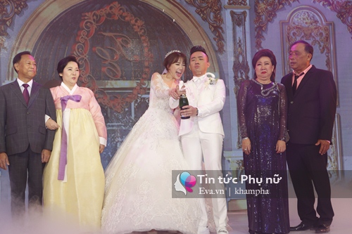 Trấn Thành - Hari Won mặc trang phục dân tộc Việt - Hàn, rưng rưng nước mắt - 26