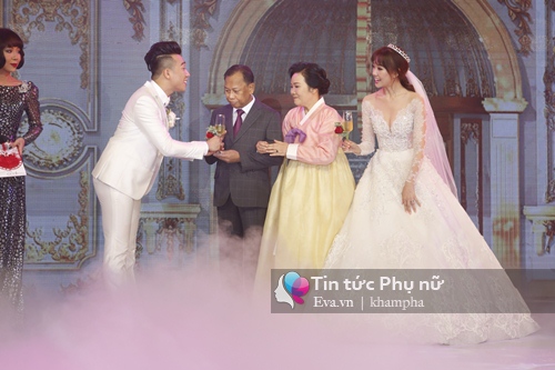 Trấn Thành - Hari Won mặc trang phục dân tộc Việt - Hàn, rưng rưng nước mắt - 27