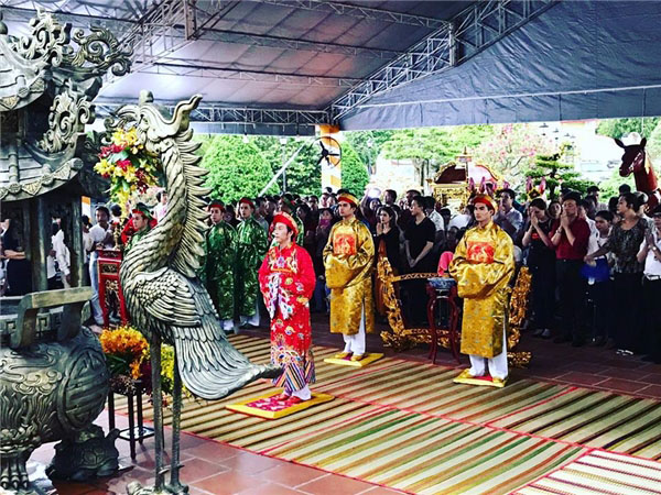 Ngọc Trinh cùng dàn sao Việt đến nhà thờ tổ của Hoài Linh viếng lễ - 9