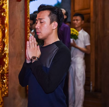 Ngọc Trinh cùng dàn sao Việt đến nhà thờ tổ của Hoài Linh viếng lễ - 8