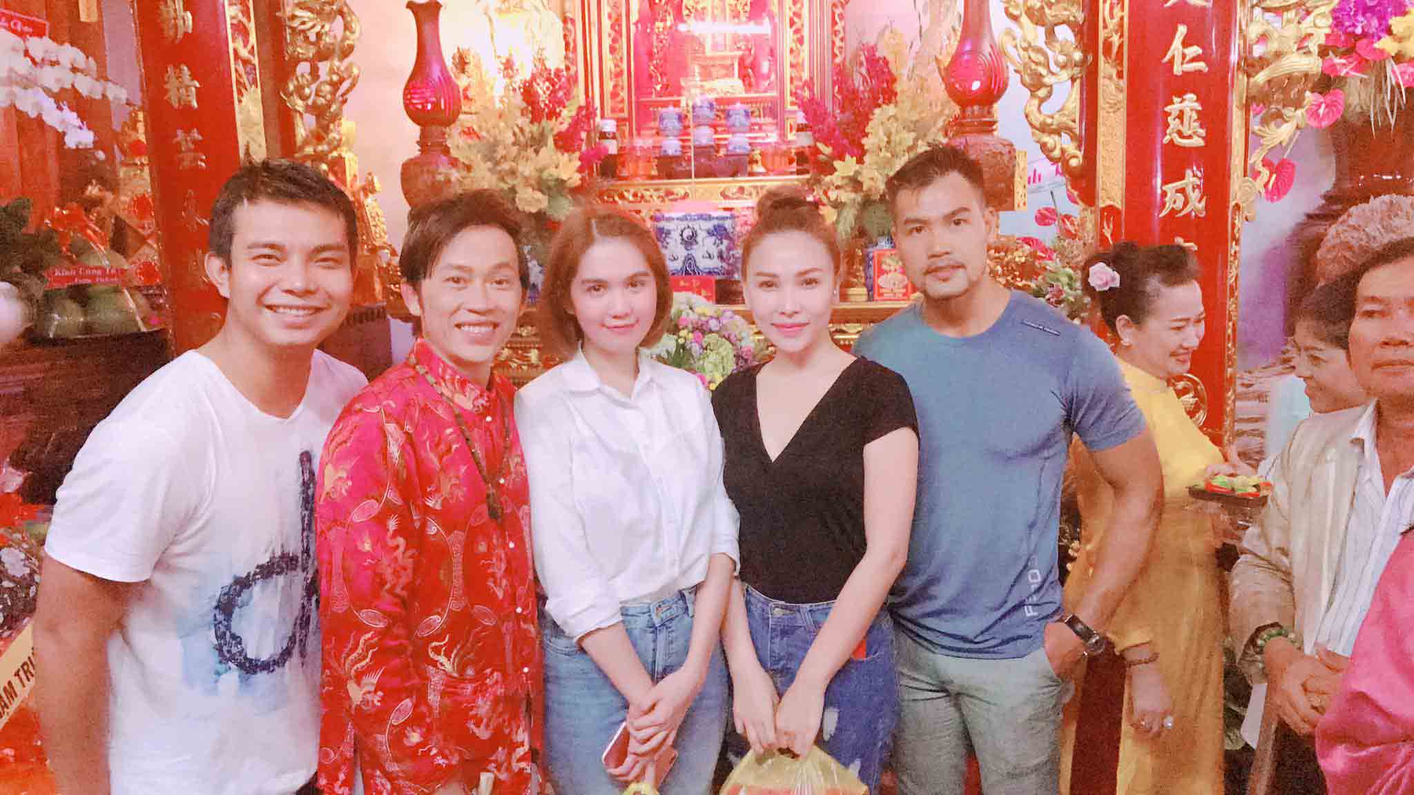 Ngọc Trinh cùng dàn sao Việt đến nhà thờ tổ của Hoài Linh viếng lễ - 1