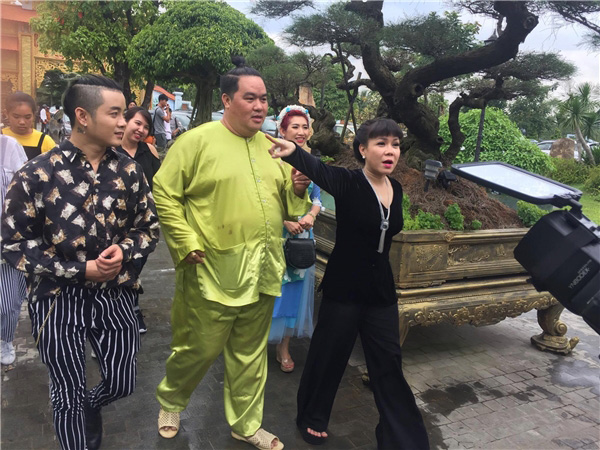 Ngọc Trinh cùng dàn sao Việt đến nhà thờ tổ của Hoài Linh viếng lễ - 4