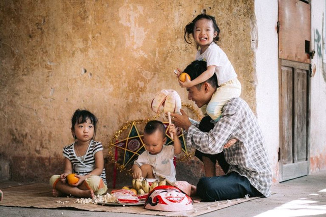 Xúc động bộ ảnh Tết Trung thu “Gà trống nuôi con” thời bao cấp - 13