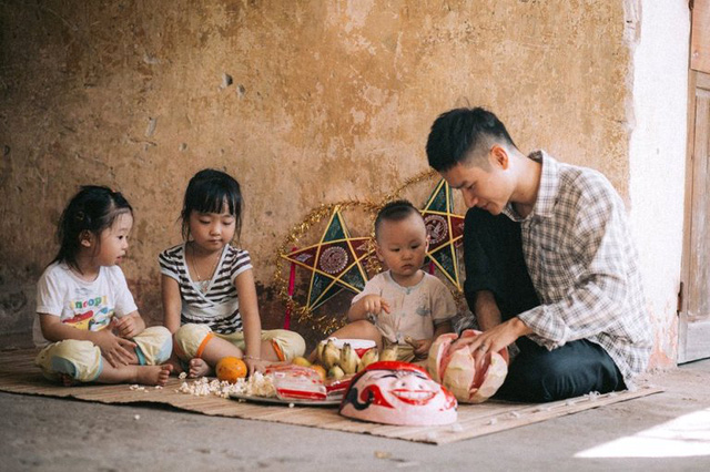 Xúc động bộ ảnh Tết Trung thu “Gà trống nuôi con” thời bao cấp - 1