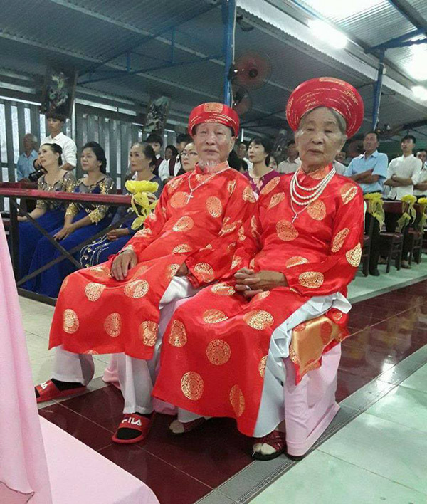 Cháu trai khoe amp;#34;đám cưới kim cươngamp;#34; của amp;#34;ông bà anhamp;#34; gần 90 tuổi khiến dân mạng tròn mắt - 2