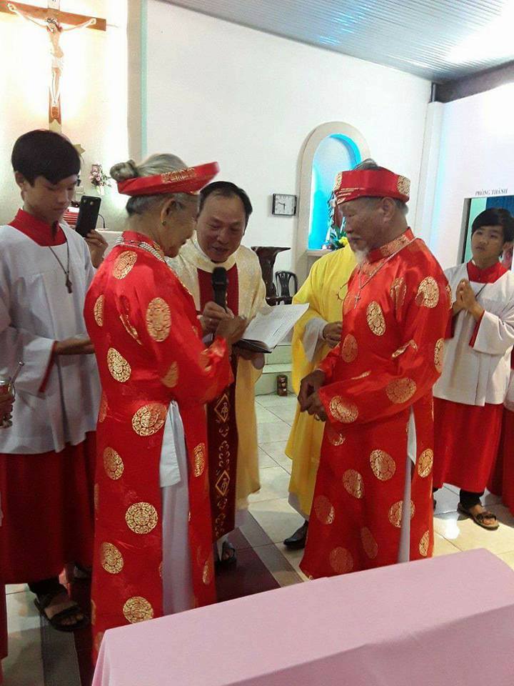 Cháu trai khoe amp;#34;đám cưới kim cươngamp;#34; của amp;#34;ông bà anhamp;#34; gần 90 tuổi khiến dân mạng tròn mắt - 7