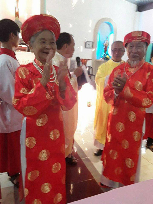 Cháu trai khoe amp;#34;đám cưới kim cươngamp;#34; của amp;#34;ông bà anhamp;#34; gần 90 tuổi khiến dân mạng tròn mắt - 8