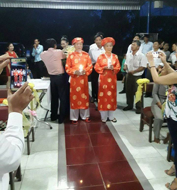 Cháu trai khoe amp;#34;đám cưới kim cươngamp;#34; của amp;#34;ông bà anhamp;#34; gần 90 tuổi khiến dân mạng tròn mắt - 5