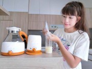 Làm mẹ - Vợ Lý Hải mách cách hâm sữa mẹ trữ đông cho bé mà vẫn giữ nguyên chất dinh dưỡng