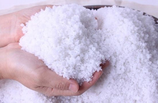 Hóa ra đây là lý do rất nhiều người rắc muối quanh nhà, đặc biệt trong những ngày mưa - 2