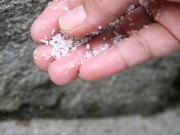 Nhà đẹp - Hóa ra đây là lý do rất nhiều người rắc muối quanh nhà, đặc biệt trong những ngày mưa