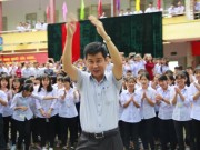Tin tức - Chia tay thầy hiệu trưởng chuyển trường, cả nghìn học sinh đứng ôm thầy khóc