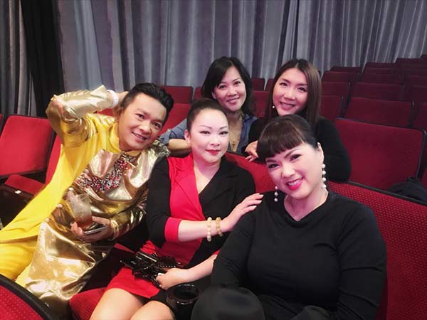 Ngọc Quyên, Kim Hiền, Phạm Thanh Thảo rạng rỡ cúng Tổ nghề tại Mỹ - 9