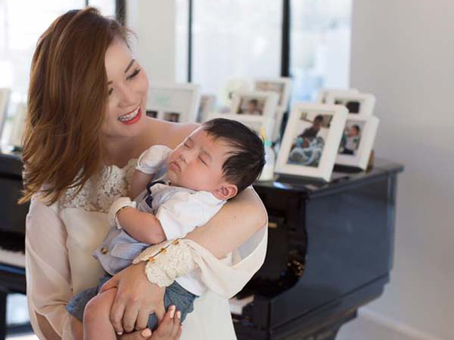 Bà xã Đan Trường thay 10 bà vú nuôi trong vài tháng để chăm con