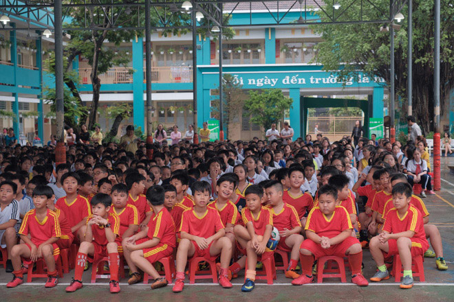 Bắt gặp khoảnh khắc con được cười hết cỡ khi chơi bóng cùng bạn - 1