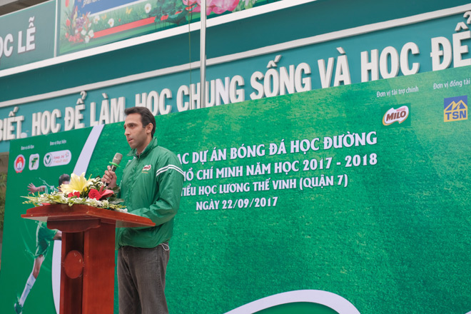 Bắt gặp khoảnh khắc con được cười hết cỡ khi chơi bóng cùng bạn - 2
