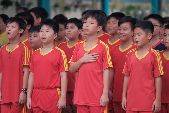 Bắt gặp khoảnh khắc con được cười hết cỡ khi chơi bóng cùng bạn - 4
