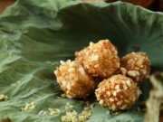 Clip Eva - Trời vào thu, mẹ trổ tài làm bánh rán cốm cho cả nhà