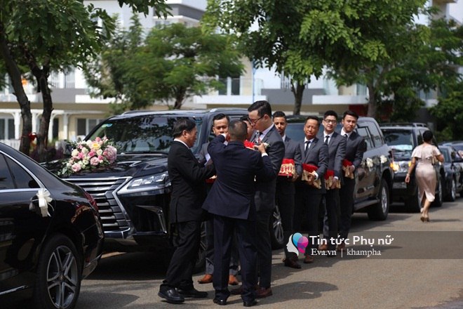Đám cưới Hoa hậu Thu Thảo: Vừa về tới nhà chồng, cô dâu ôm tay ông xã cười tươi rói - 42