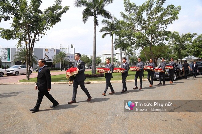 Đám cưới Hoa hậu Thu Thảo: Vừa về tới nhà chồng, cô dâu ôm tay ông xã cười tươi rói - 44