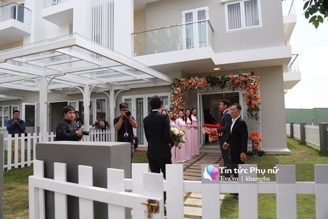 Đám cưới Hoa hậu Thu Thảo: Vừa về tới nhà chồng, cô dâu ôm tay ông xã cười tươi rói - 26