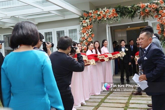 Đám cưới Hoa hậu Thu Thảo: Vừa về tới nhà chồng, cô dâu ôm tay ông xã cười tươi rói - 29