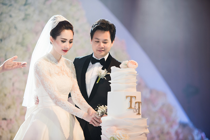 Trung Tín nhường vợ cắt bánh cưới như khẳng định cô sẽ là 'chủ gia đình'.
