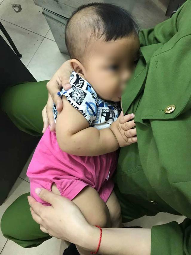 Bé 7 tháng bị bỏ rơi ở nhà nghỉ, nữ cảnh sát cho bú ngay tại trụ sở công an - 2