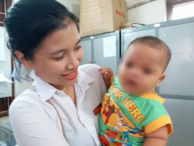 Bé 7 tháng bị bỏ rơi ở nhà nghỉ, nữ cảnh sát cho bú ngay tại trụ sở công an - 4