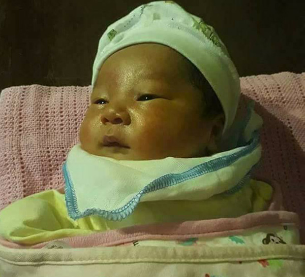 Phát hiện bé 2 ngày tuổi bị bỏ rơi trước cửa chùa cùng bức thư gửi gắm của người mẹ - 1