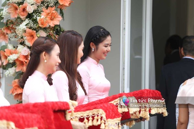 Đám cưới Hoa hậu Thu Thảo: Vừa về tới nhà chồng, cô dâu ôm tay ông xã cười tươi rói - 32
