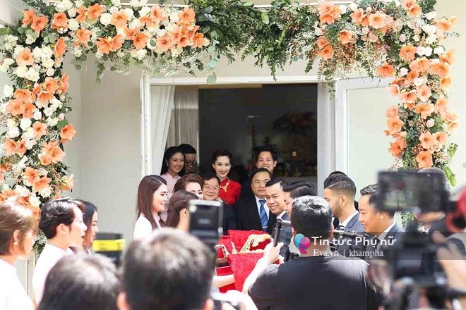 Đám cưới Hoa hậu Thu Thảo: Vừa về tới nhà chồng, cô dâu ôm tay ông xã cười tươi rói - 20