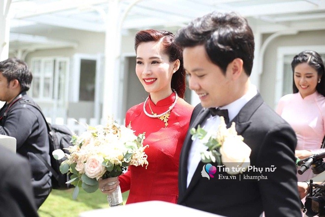 Đám cưới Hoa hậu Thu Thảo: Vừa về tới nhà chồng, cô dâu ôm tay ông xã cười tươi rói - 25