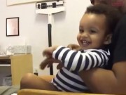 Clip Eva - Bác sỹ có tâm khiến em bé tiêm 2 mũi mà không khóc tí nào