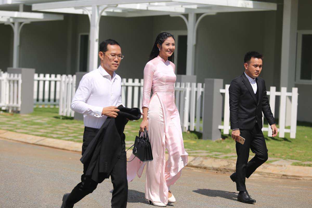 Ngọc Hân nổi bật giữa dàn mỹ nữ áo dài hồng đỡ tráp đám cưới Hoa hậu Thu Thảo - 8