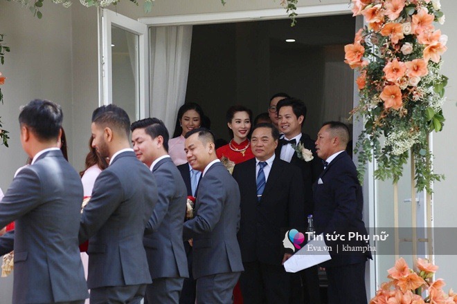Đám cưới Hoa hậu Thu Thảo: Vừa về tới nhà chồng, cô dâu ôm tay ông xã cười tươi rói - 19