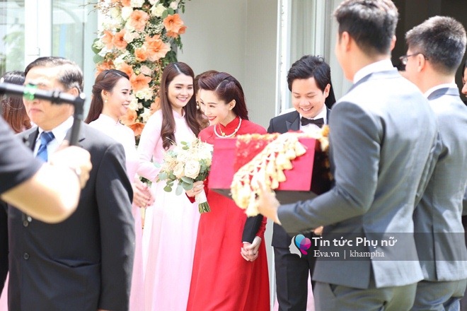 Đám cưới Hoa hậu Thu Thảo: Vừa về tới nhà chồng, cô dâu ôm tay ông xã cười tươi rói - 22