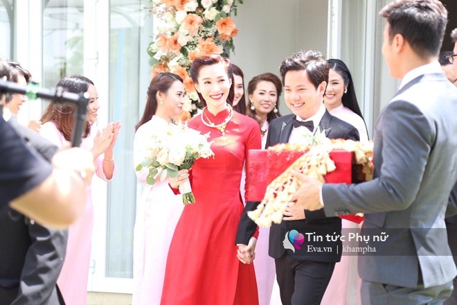 Đám cưới Hoa hậu Thu Thảo: Vừa về tới nhà chồng, cô dâu ôm tay ông xã cười tươi rói - 23