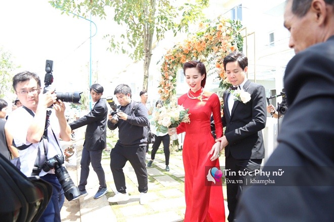 Đám cưới Hoa hậu Thu Thảo: Vừa về tới nhà chồng, cô dâu ôm tay ông xã cười tươi rói - 17