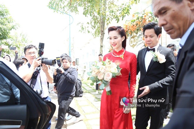 Đám cưới Hoa hậu Thu Thảo: Vừa về tới nhà chồng, cô dâu ôm tay ông xã cười tươi rói - 18