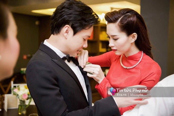 Đám cưới Hoa hậu Thu Thảo: Vừa về tới nhà chồng, cô dâu ôm tay ông xã cười tươi rói - 1