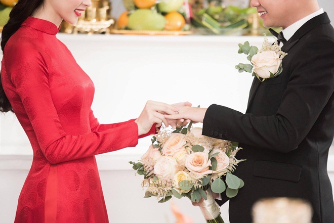 Đám cưới Hoa hậu Thu Thảo: Vừa về tới nhà chồng, cô dâu ôm tay ông xã cười tươi rói - 2