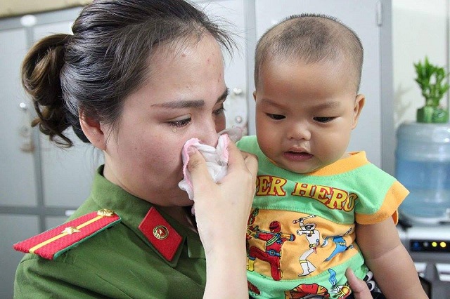 Tin mới nhất về bé trai bị bỏ rơi ở nhà nghỉ, được nữ thiếu úy cảnh sát cho bú - 1