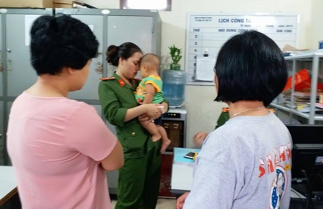 Tin mới nhất về bé trai bị bỏ rơi ở nhà nghỉ, được nữ thiếu úy cảnh sát cho bú - 2