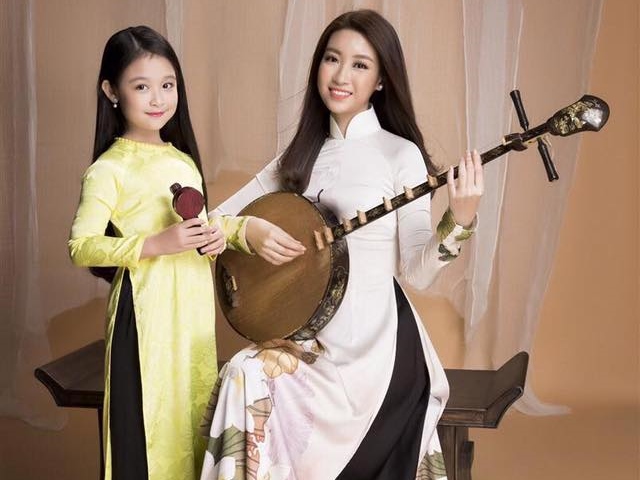 Bé gái Cần Thơ và Hoa hậu Việt Nam 2016 đọ sắc khi cùng mặc áo lụa truyền thống