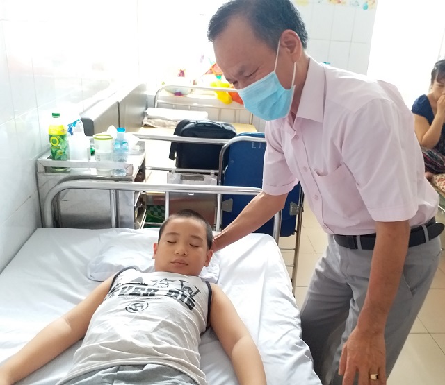 Bé trai 8 tuổi ở Hà Nội mắc bệnh lạ: Cứ ngóc đầu lên là ngất xỉu - 3