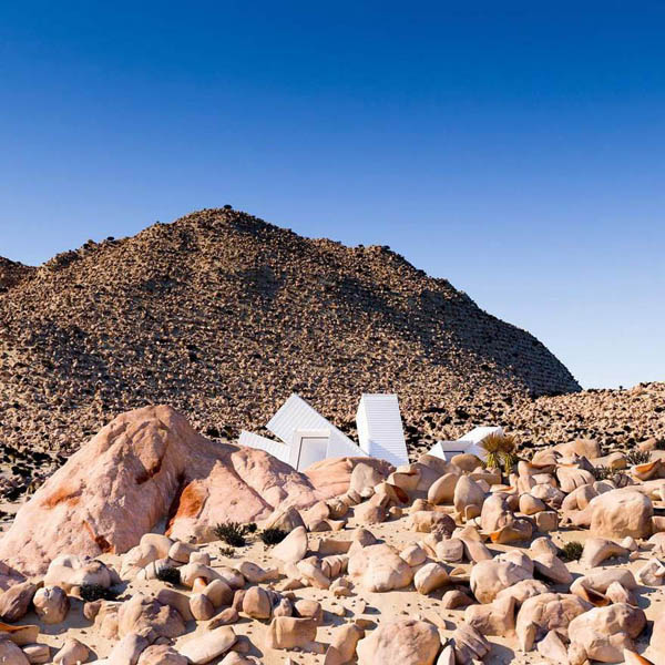 Lóa mắt trước ngôi nhà container như hoa nở giữa sa mạc - 10