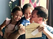 Làng sao - Sao Việt 24h: Chồng Tây của Hồng Nhung cười tít khi cặp sinh đôi viết thư tay gửi bố