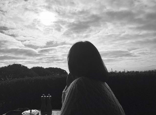 Bắt gặp Song Joong Ki chụp hình amp;#34;sống ảoamp;#34; cho Song Hye Kyo trong ngày hẹn hò trước khi cưới - 1